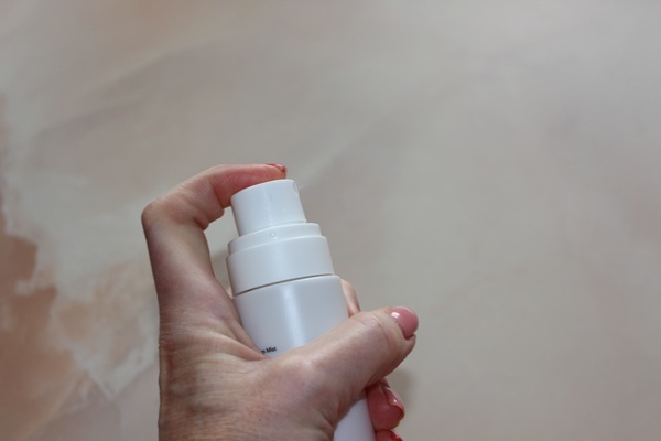 Action shot of the Haruharu Wonder Serum Mist being sprayed showing fine mist particles