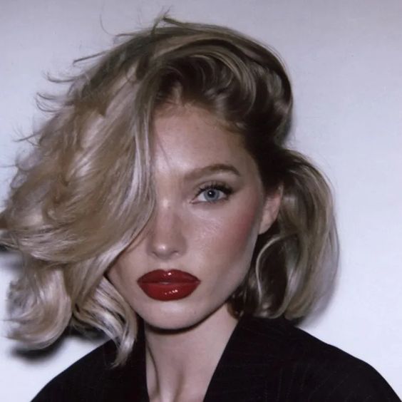 Model with a voluminous, bouncy, and texturized Baroque bob hairstyle.