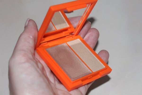 Action view of the REESON Beauty Highlighter Duo being used.